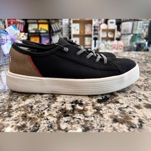 Size 8 women’s Hey Dudes fairly new